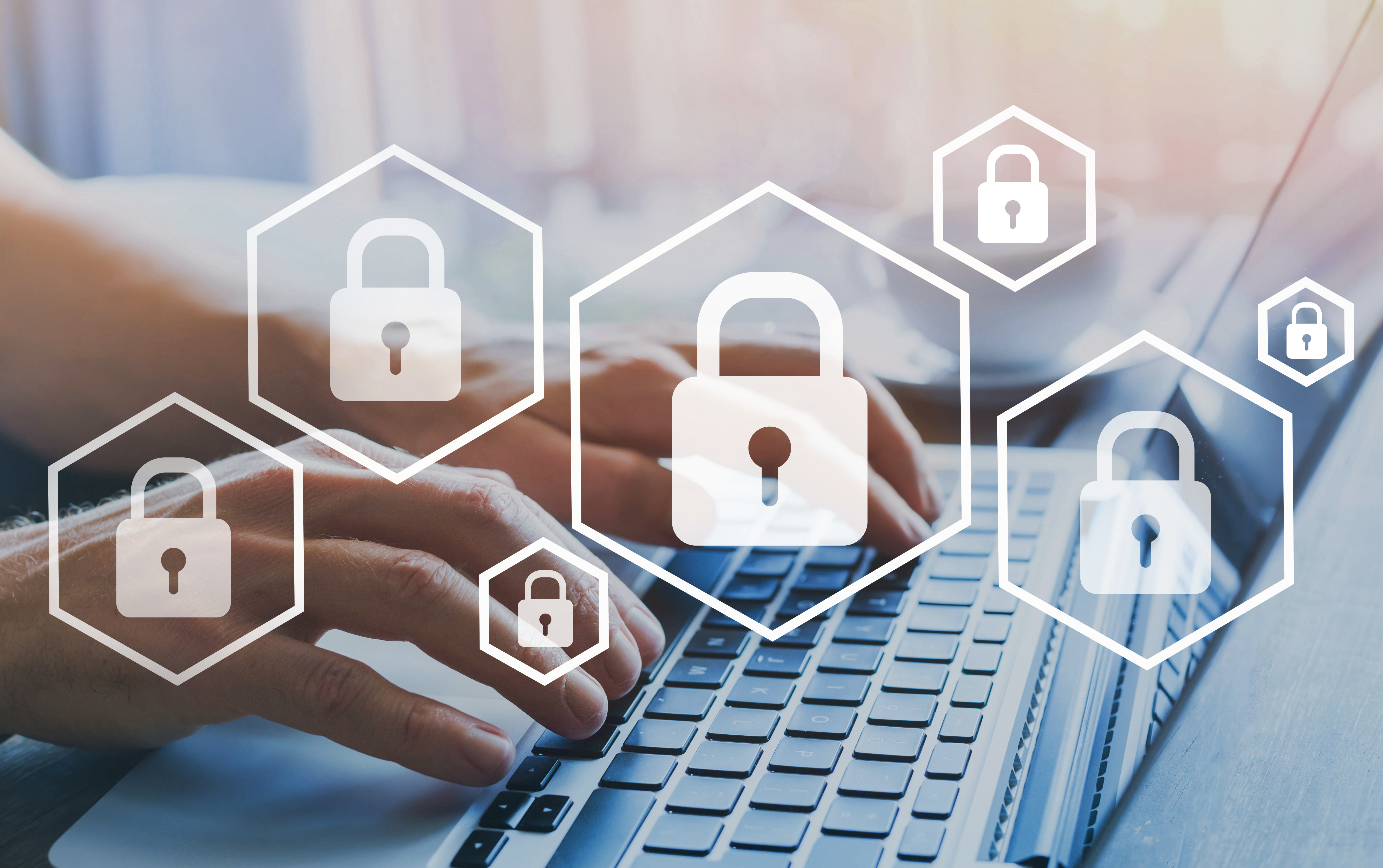 Ein Netz aus Schlössern über einer Computertastatur symbolisiert die Themen Datenschutz und Internetsicherheit.