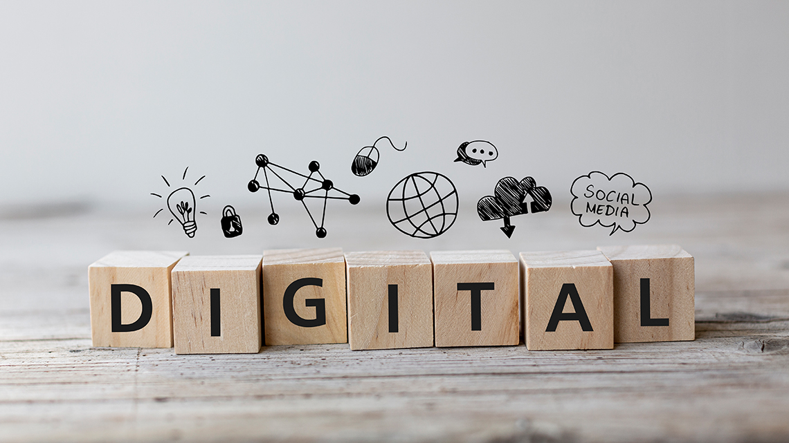 Über den Holzwürfeln mit den Buchstaben Digital schweben verschiedene Systeme.