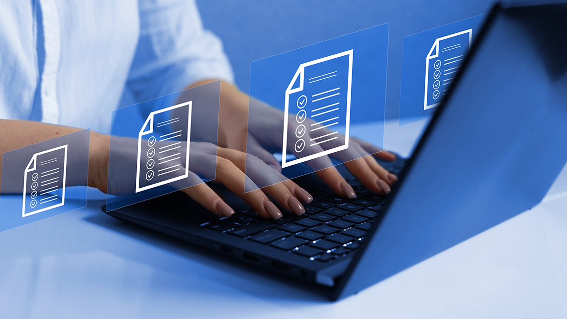 Eine Frau in weißer Bluse tippt auf einem Laptop, davor sind verschiedene digitale Dokumente visualisiert.