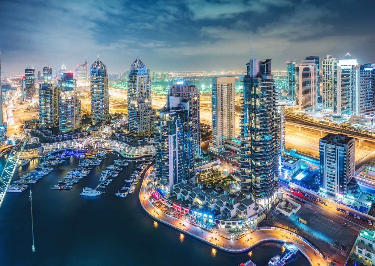 Malerische nächtliche Skyline der modernen Großstadt mit beleuchteten Wolkenkratzern. Luftaufnahme der Dubai Marina, Vereinigte Arabische Emirate