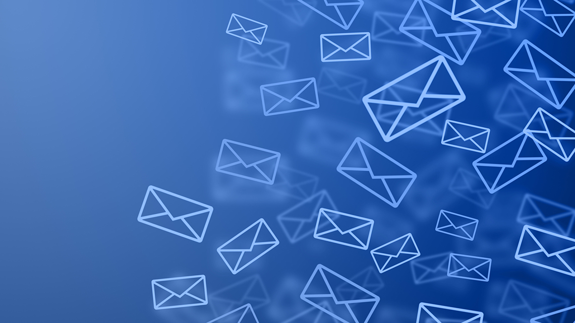 Auf einem dunkelblauen Hintergrund schweben viele leuchtende E-Mail Symbole. 