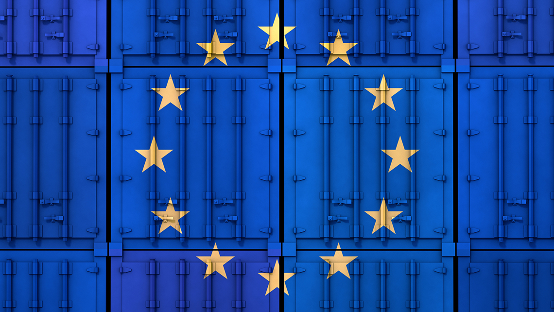 Eine Wand mit Containern ist in der europäischen Flagge eingefärbt. 