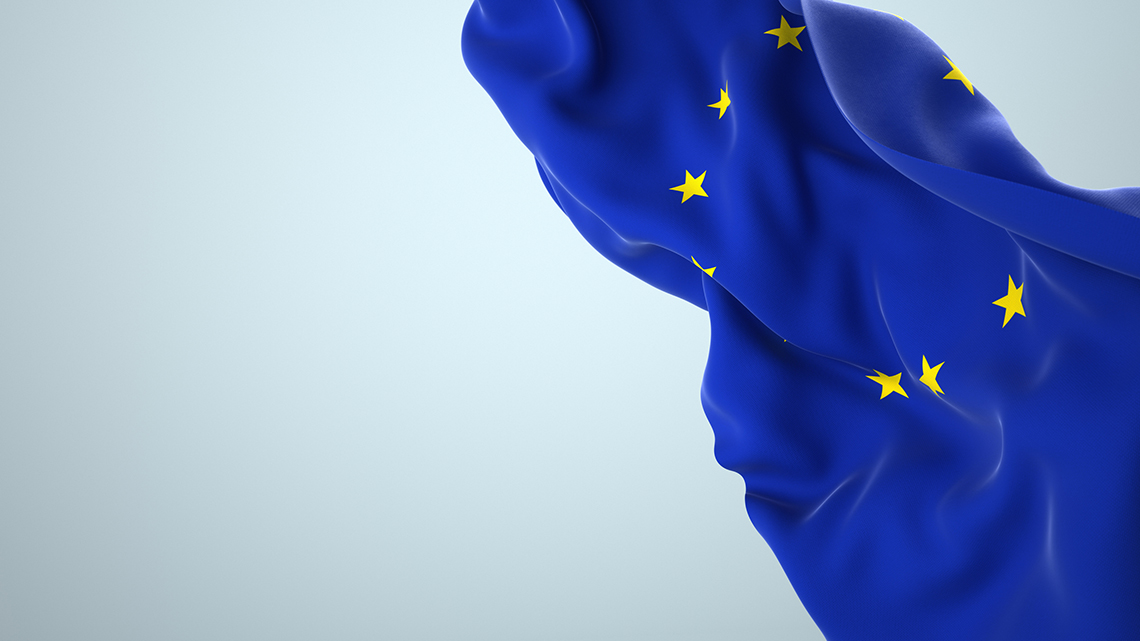 Eine Europaflagge weht auf hellblauem Hintergrund.