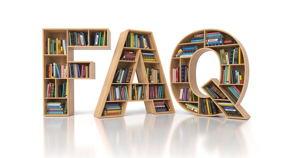 Gefüllte Bücherregale in Form der Buchstaben F, A und Q