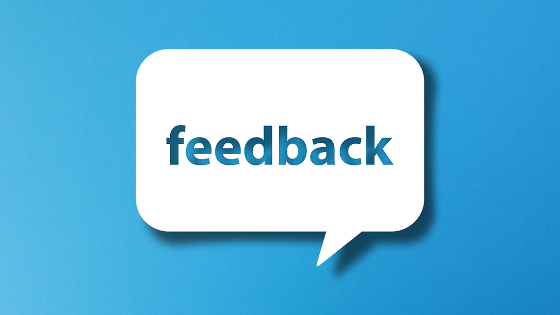 Weiße Sprechblase vor blauem Hintergrund in der das Wort "feedback" steht