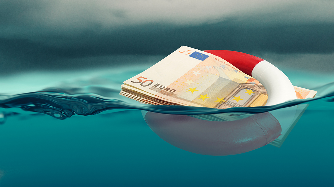 50 Euroschein schwimmt im Rettungsring im Wasser