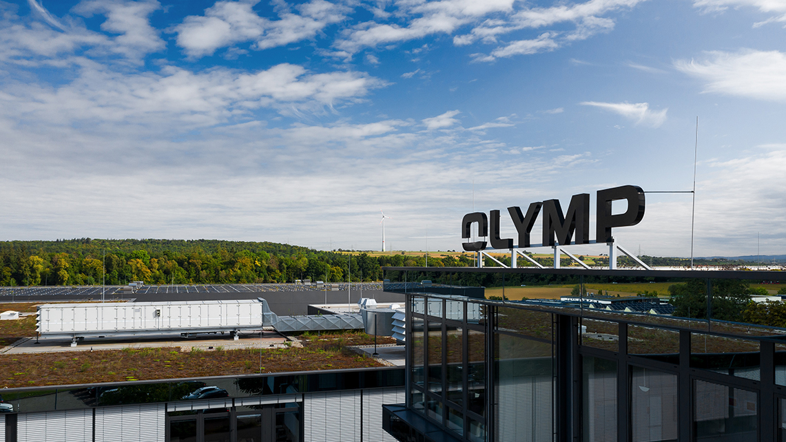 Blick auf die Dächer des Firmensitzes von Olymp