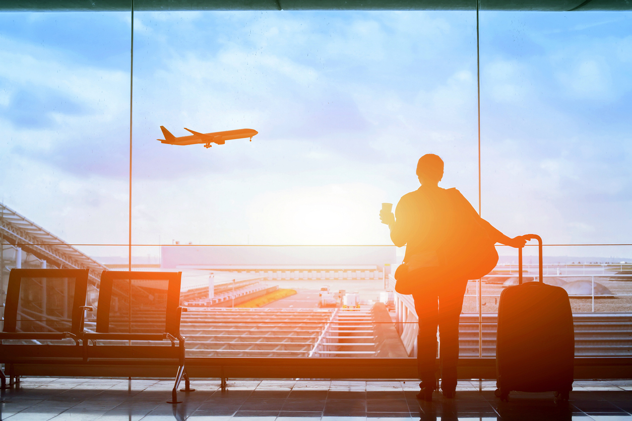 Glückliche Reisende wartet entspannt auf den Flug am Flughafen.