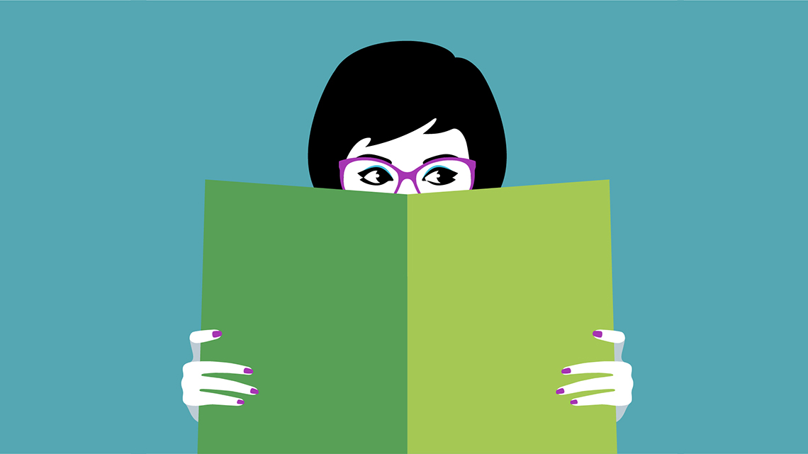 Eine Frau mit schwarzen Haaren versteckt sich hinter einem grünen Magazin.