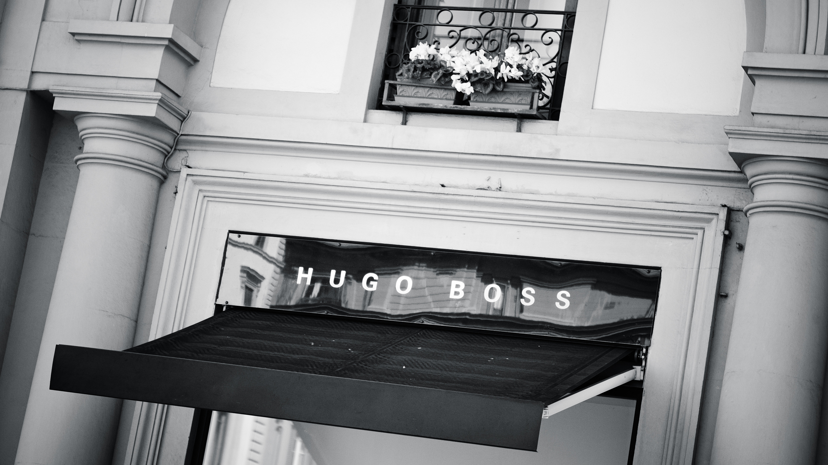 Markise an Geschäft mit Hugo Boss Beschriftung