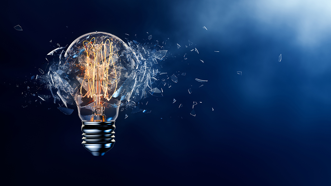 Glühbirne die von innen heraus zerspringt.