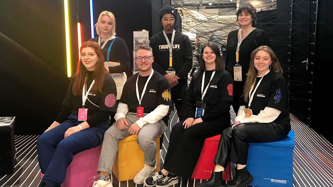 Die Azubis von Dommer auf einem Gruppenbild im Room4Senses auf der Euroshop Messe.