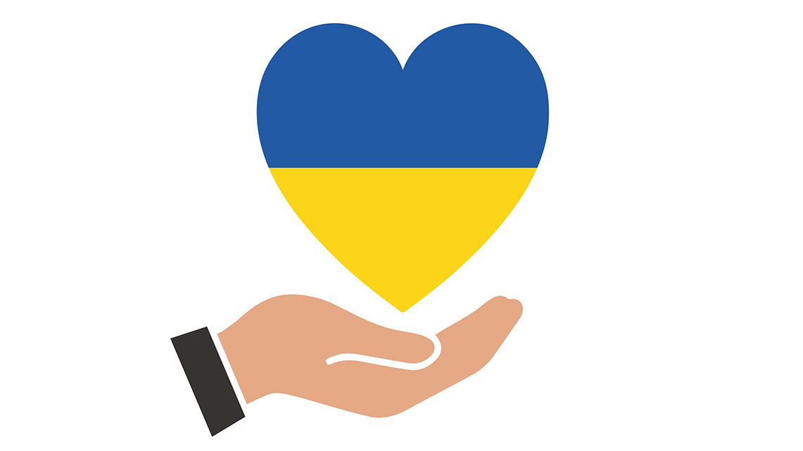 Gezeichnete Hand hält ein Herz in den Farben der ukrainischen Flagge