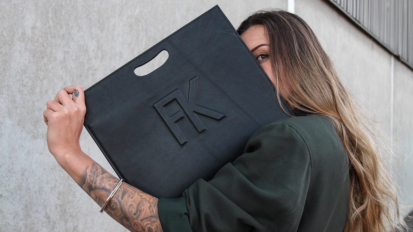 Franziska Kaiser hinter schwarzer Handtasche