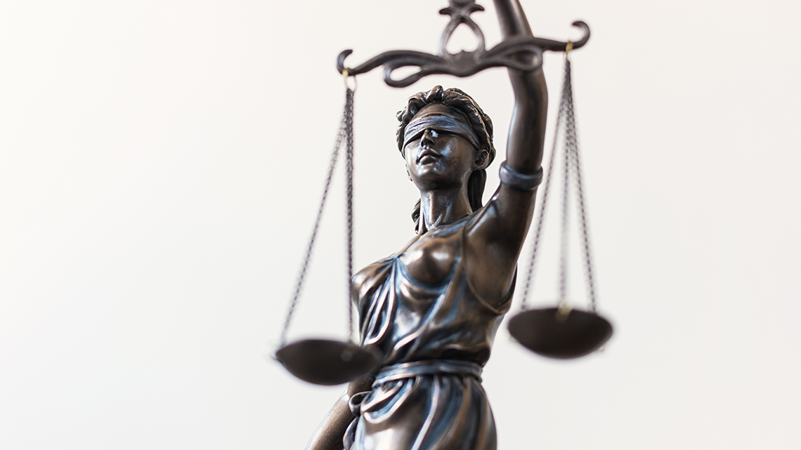 Statue von Justizia mit Waage