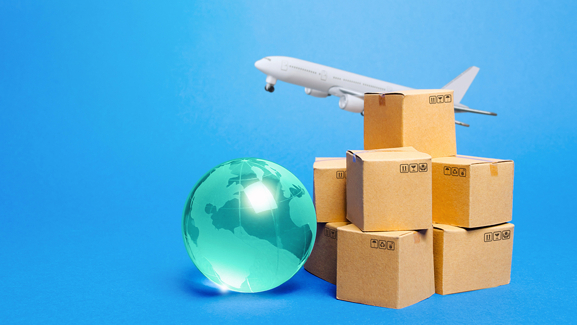 Vor einem blauen Hintergrund stehen mehrere Pakete, ein Globus und ein startendes Flugzeug.