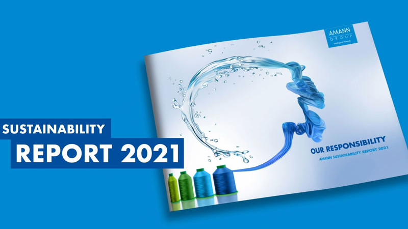 Der Amann Sustainability Report 2021 liegt auf einem leuchtend blauen Hintergrund.
