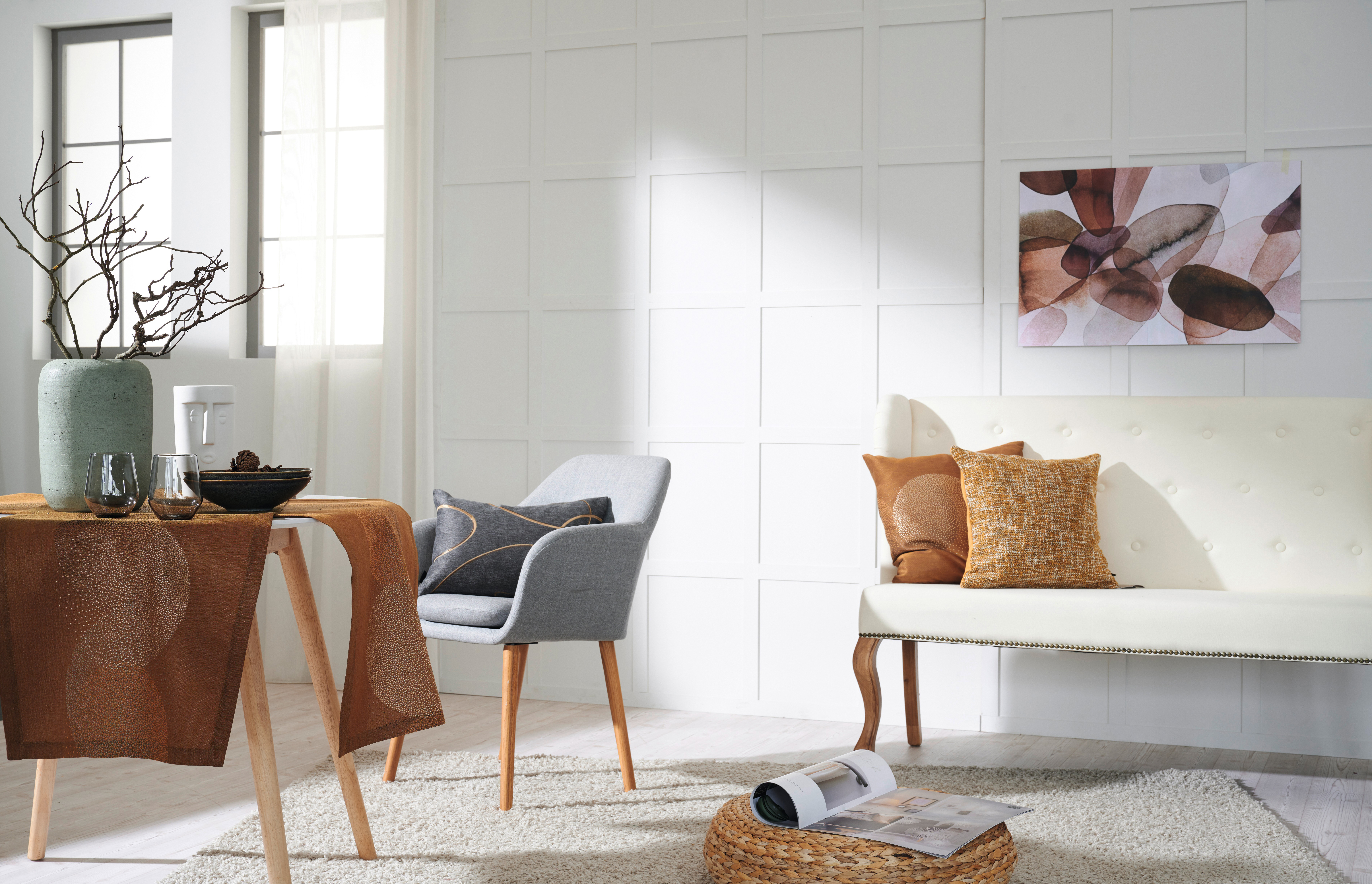 In einem eleganten Wohnzimmer liegt ein Läufer mit passendem Kissen Art. 5234 in Cognacbraun von Apelt.