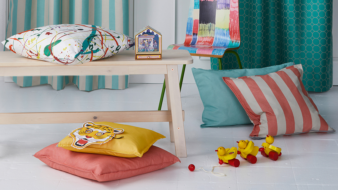 Mit Textilien in klaren Tönen wie Sonnengelb, Pfefferminzgrün und Korallenrot gibt APELT dem Kinderzimmer die Fröhlichkeit.