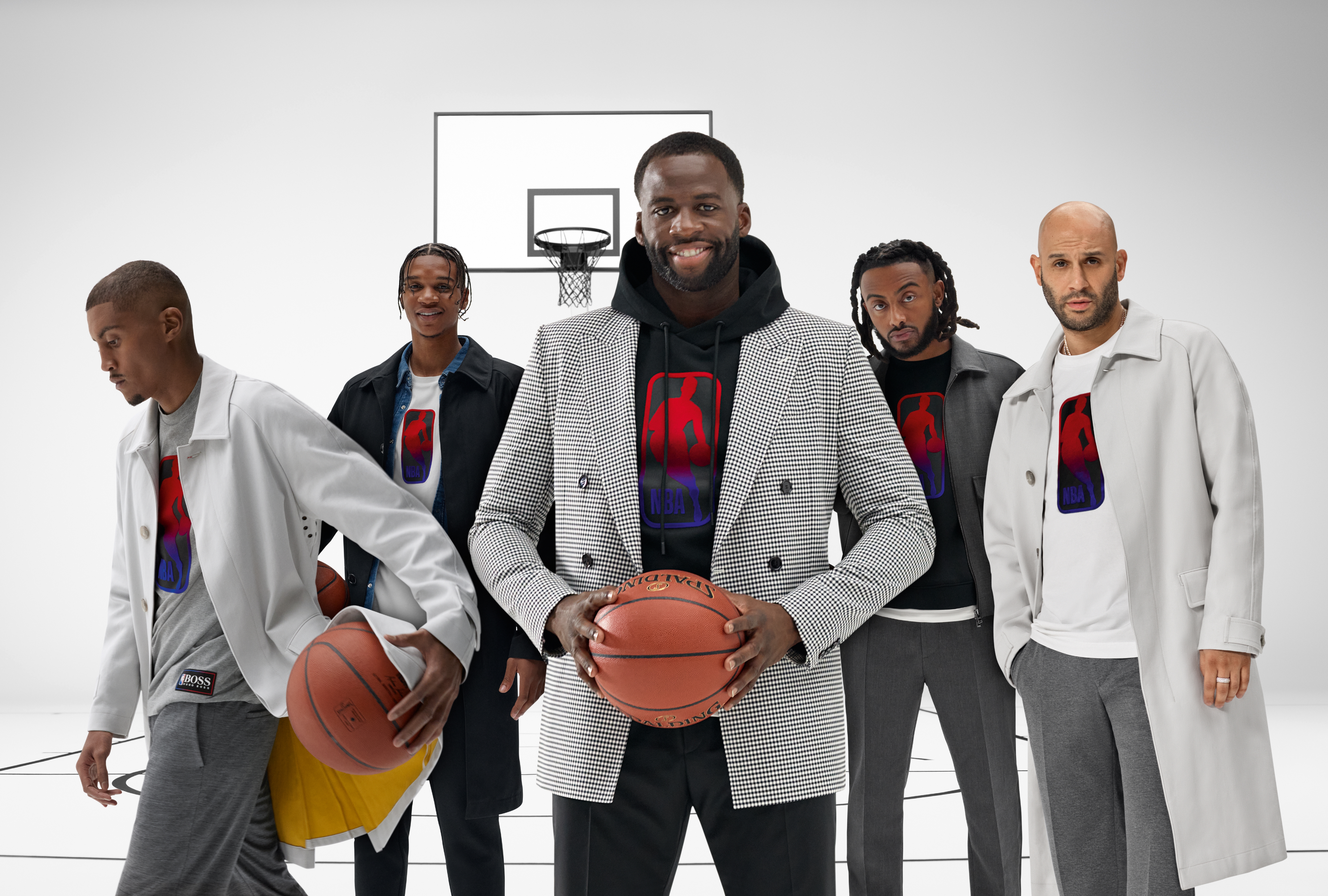 Die NBA Profis Shiloh Meets World, Isaiah „Zay“ Todd, Draymond Green, Aminé und Greg Yuna tragen die Kapselkollektion von Hugo Boss und halten dabei Basketbälle in ihren Händen. 