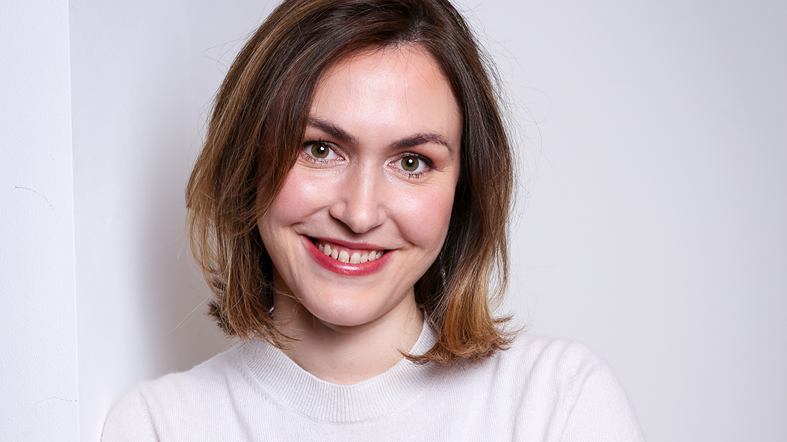 Anna-Carina Maerz lächelt als neue Head of E-Commerce bei der Betty Barclay Group in die Kamera.
