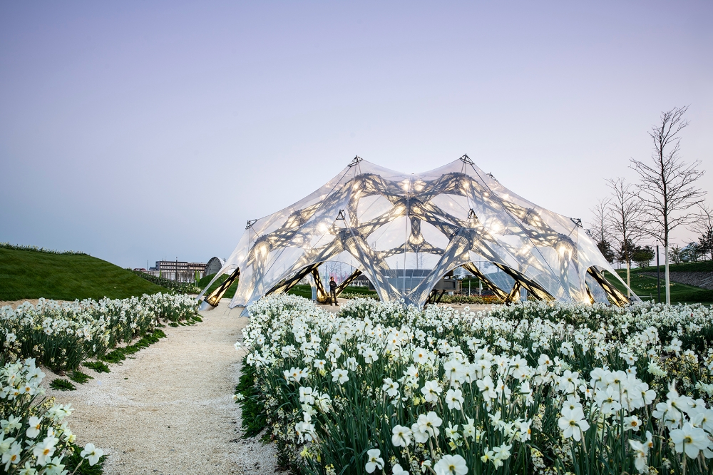 Der Faserpavillon auf der Bundesgartenschau inmitten der bepflanzten Anlagen.