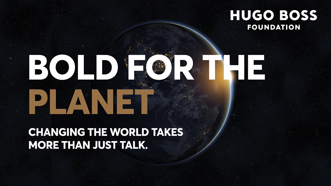 Das Logo der Hugo Boss gGmbH zeigt die Erde und den Slogan "Bold for the planet".