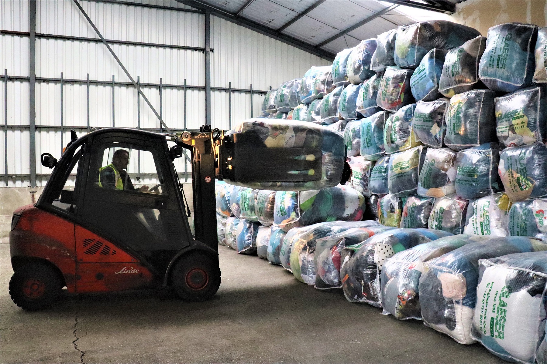 Die gesammelten „Alt“Textilien werden bei Heinrich GLAESER eingelagert, sortiert und einer Weiterverwendung oder dem Recycling zugeordnet.