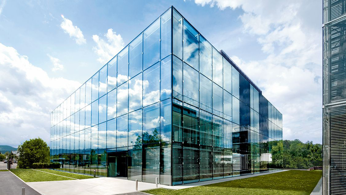 Eine Seitenansicht eine Gebäudes im Headquarter der Hugo Boss AG in Metzingen. 