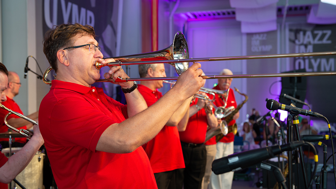 Ein Posaunist der Olymp All Stars spielt ein Solo auf der Bühne des Jazz im Olymp Festivals.