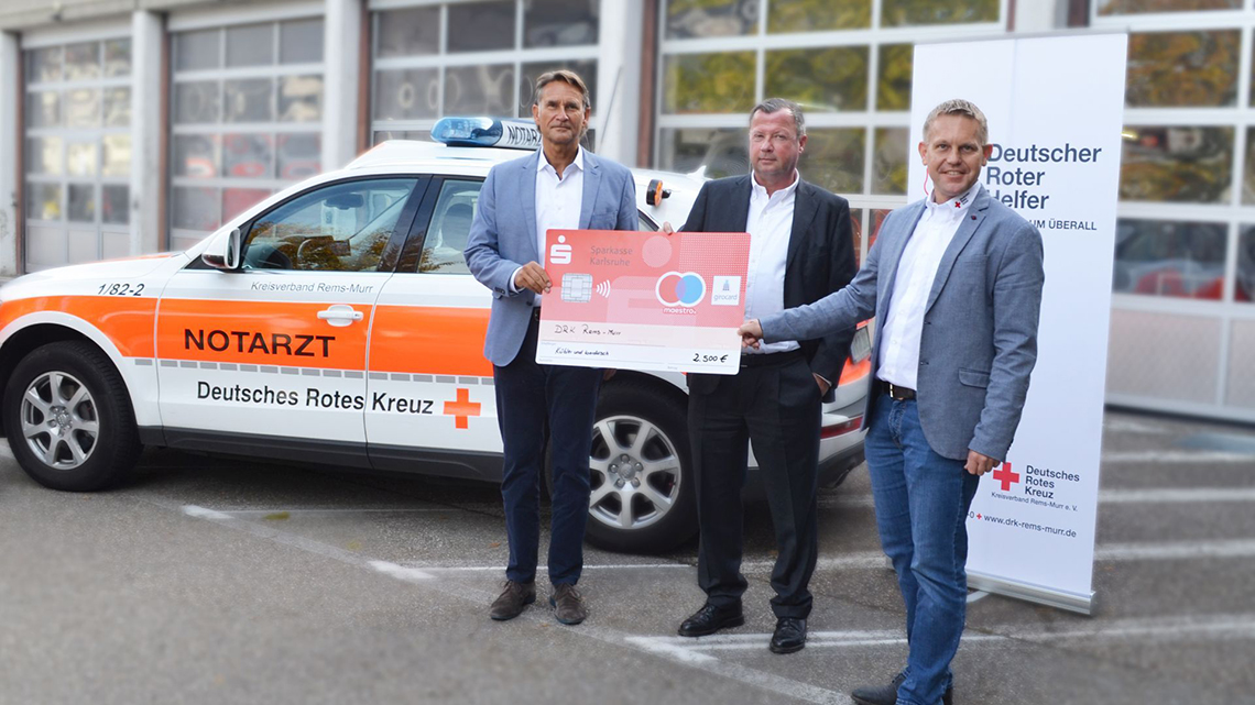 Gesellschafter Matthias Bardusch und der Geschäftsführer von Kübler Michael Stiegert einen symbolischen Scheck über 2 500 Euro an den DRK-Kreisgeschäftsführer Sven Knödler.