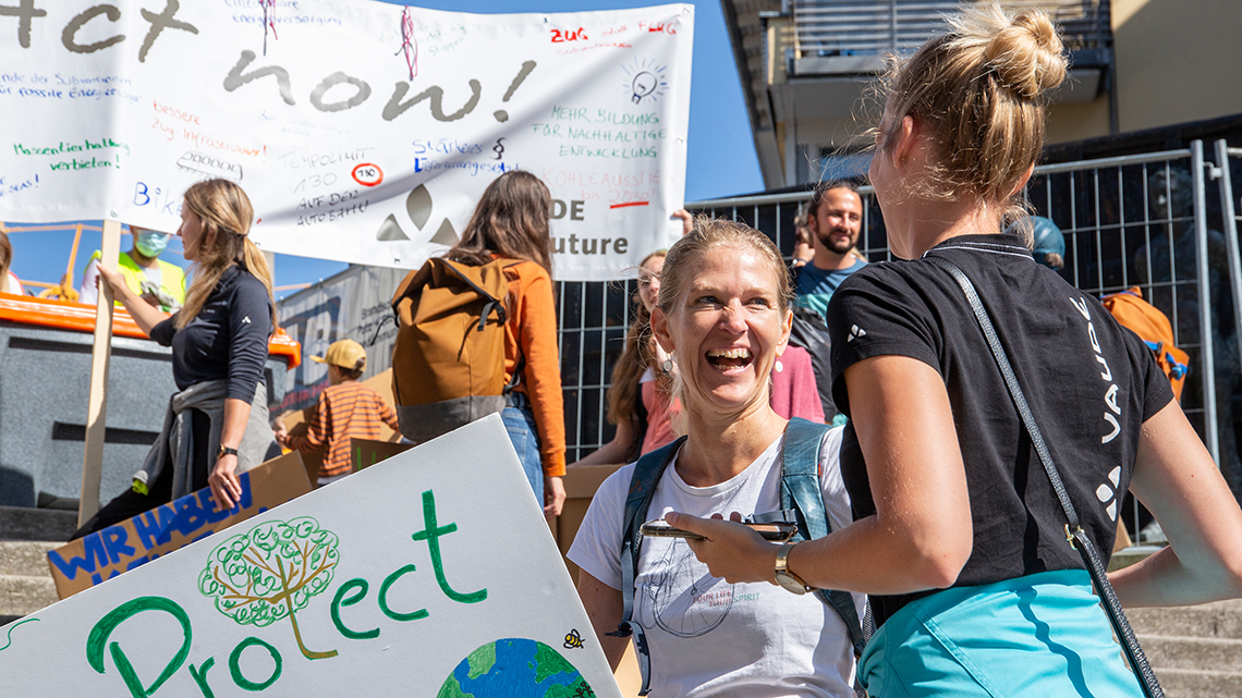 Antje von Dewitz steht mit einem Plakat auf einer Demonstration zum Klima von Fridays for Future.