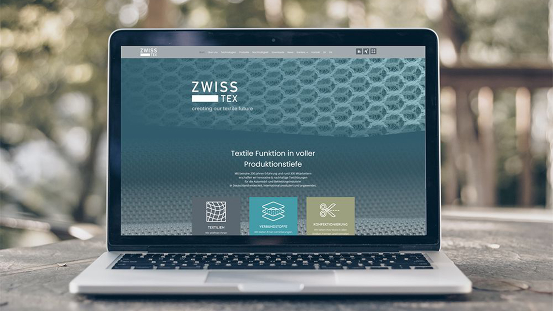 Ein Laptop steht vor einem Hintergrund und zeigt die neue Website von Zwisstex.