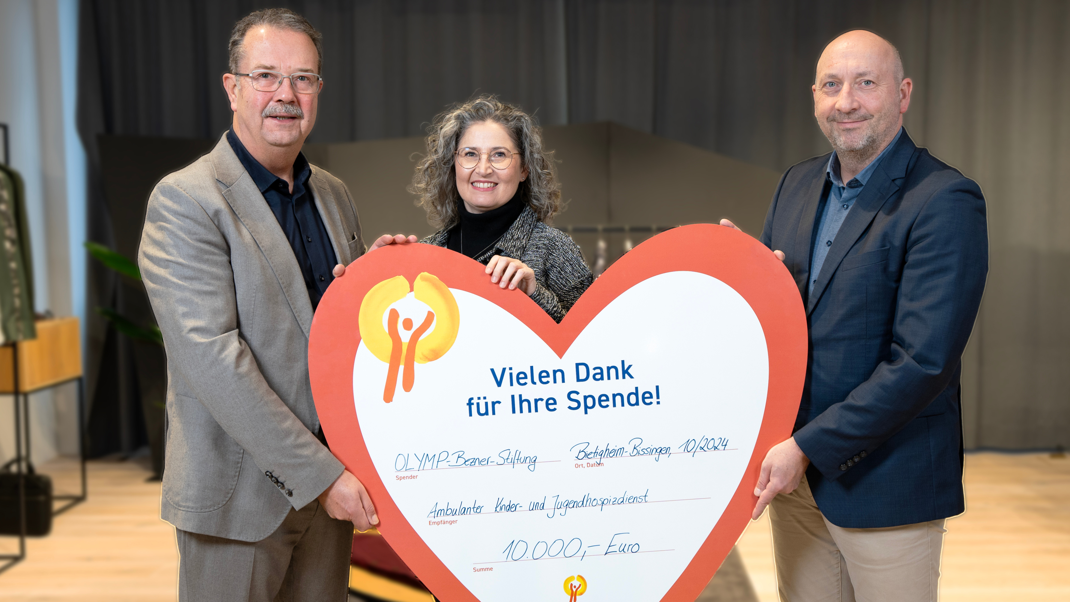 Die beiden Vorstände der OLYMP-Bezner-Stiftung, Mathias Eggle und Sonja Ulrich, zusammen mit Hardy Sauer, Geschäftsführer des Ökumenische Hospizinitiative im Landkreis Ludwigsburg e. V.