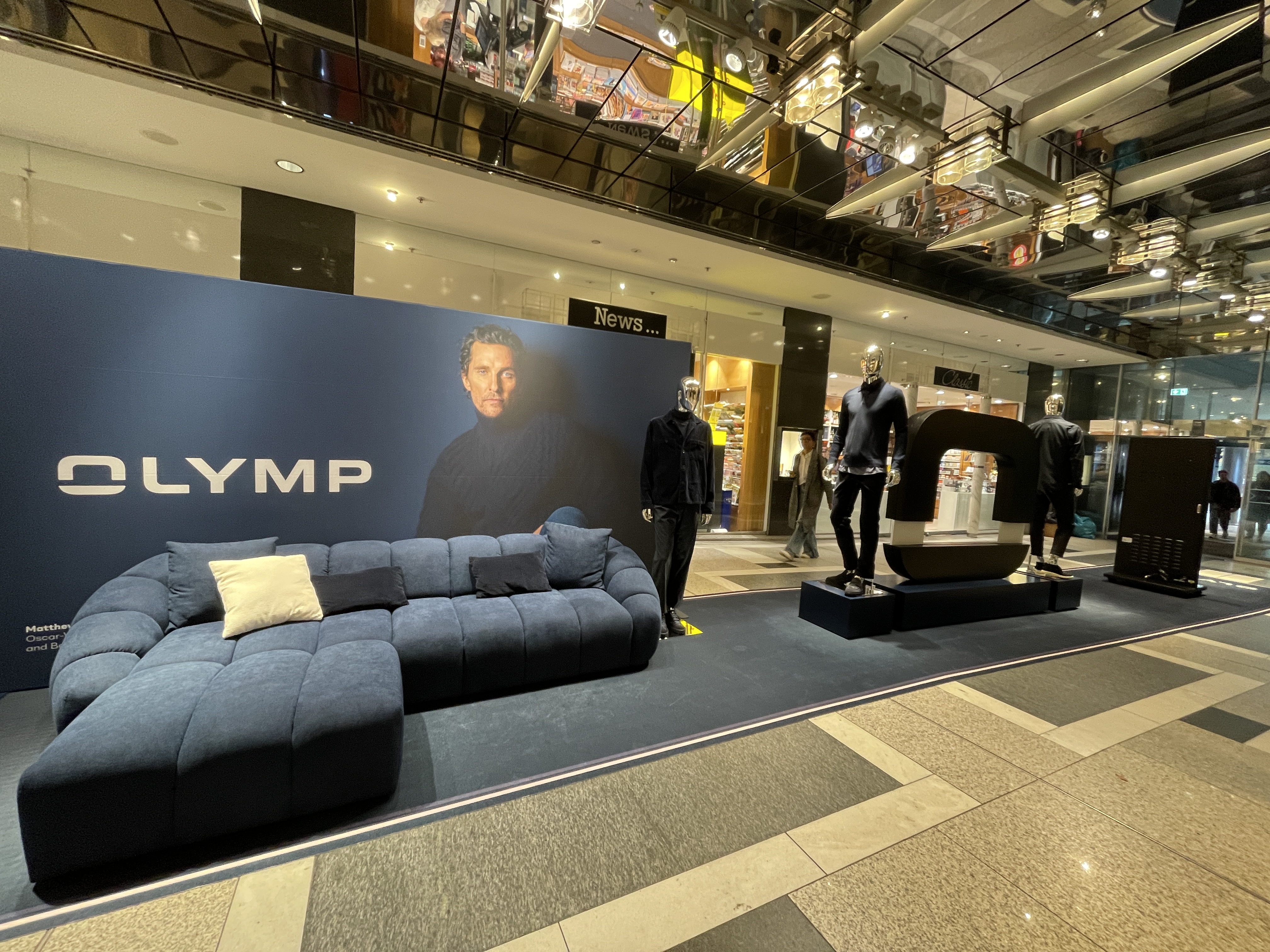 Breuninger Karlspassage Werbeaktion für OLYMP mit Sofa und Foto von Matthew Mc Conaughey
