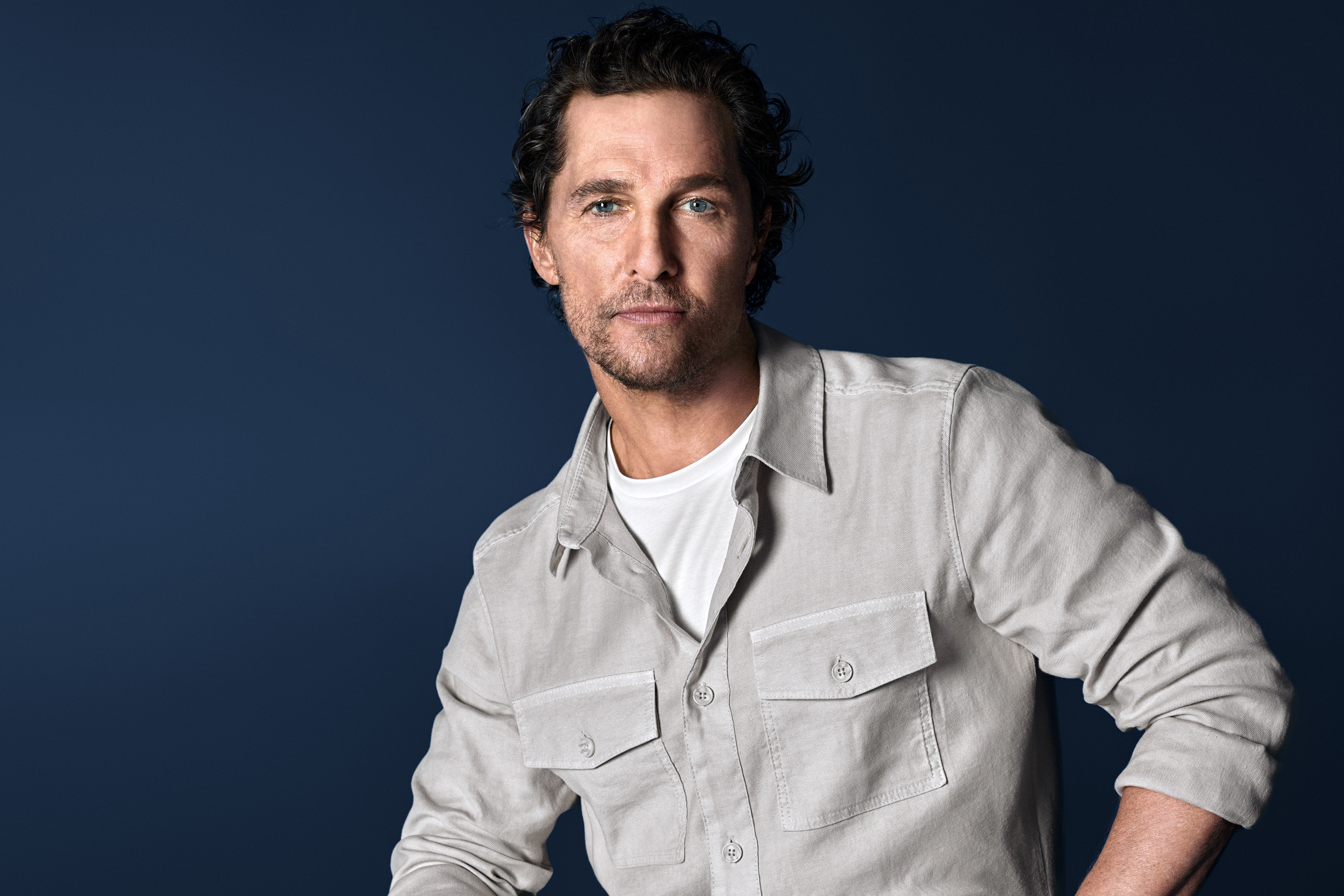 Matthew_McConaughey mit OLYMP-Hemd stehend