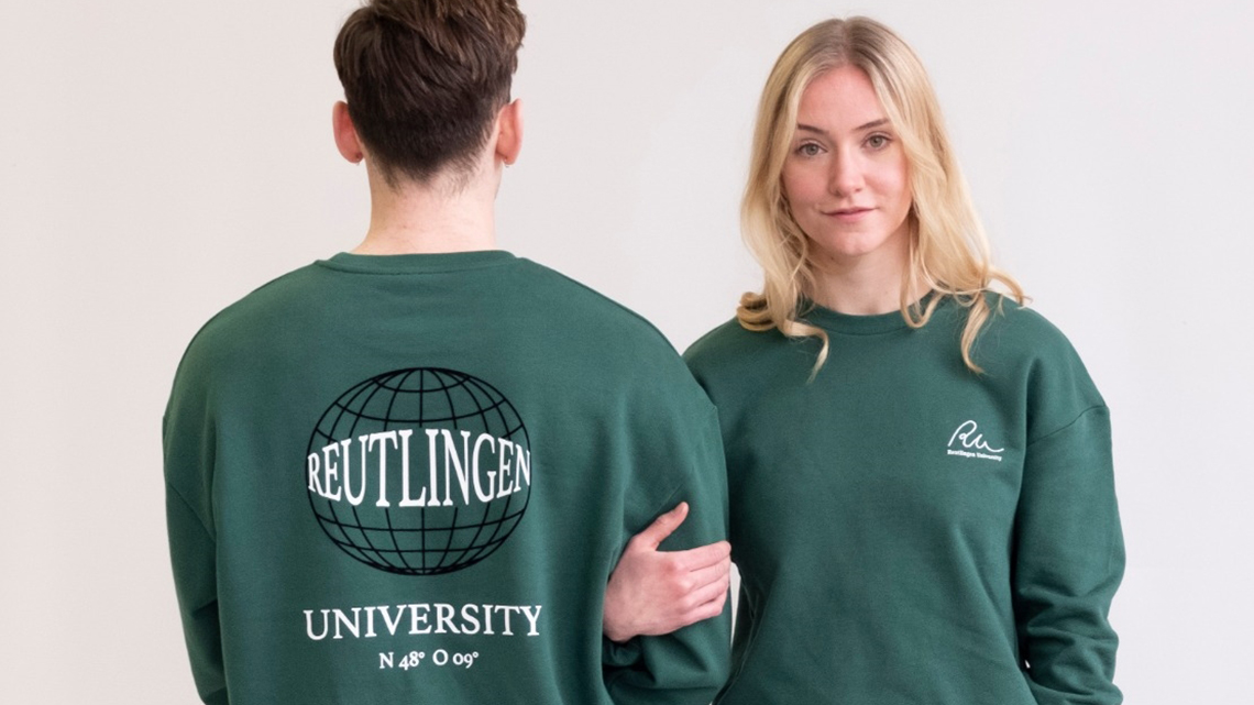 Seit Mitte März kann der limitierte RU Enterprises Sweater bereits auf dem Campus erworben werden. Ab 1. April auch im Online-Shop.