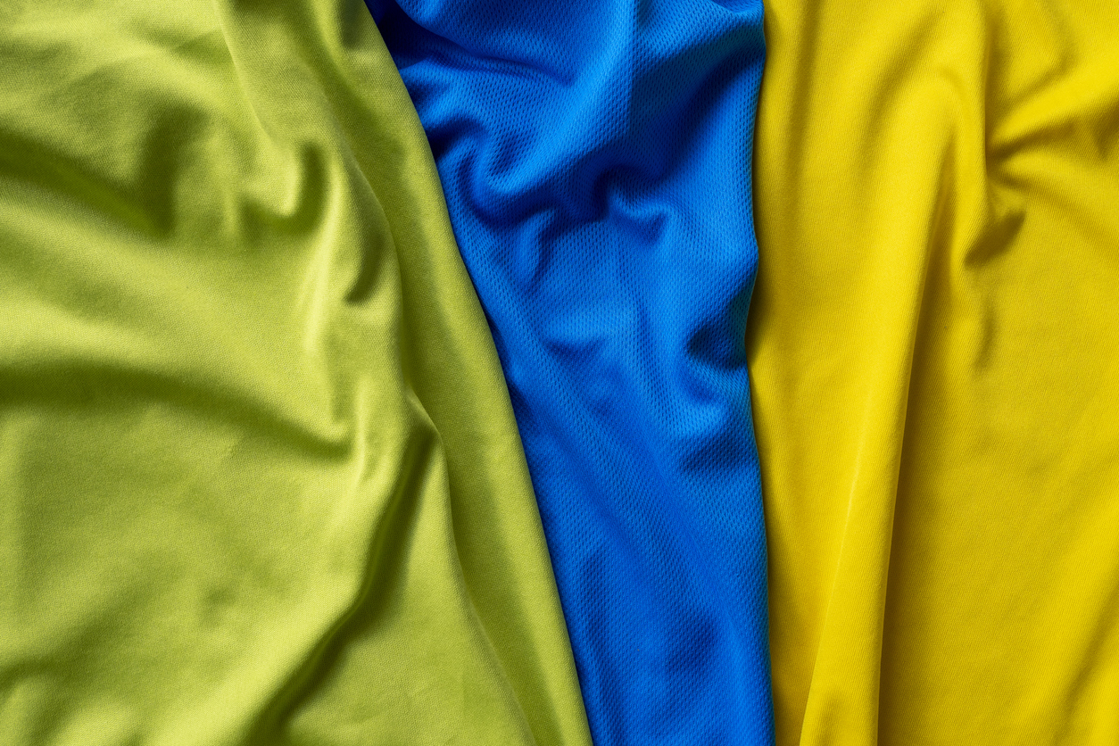 Drei Sportshirts aus Polyester, Nylon gefaltet, Draufsicht