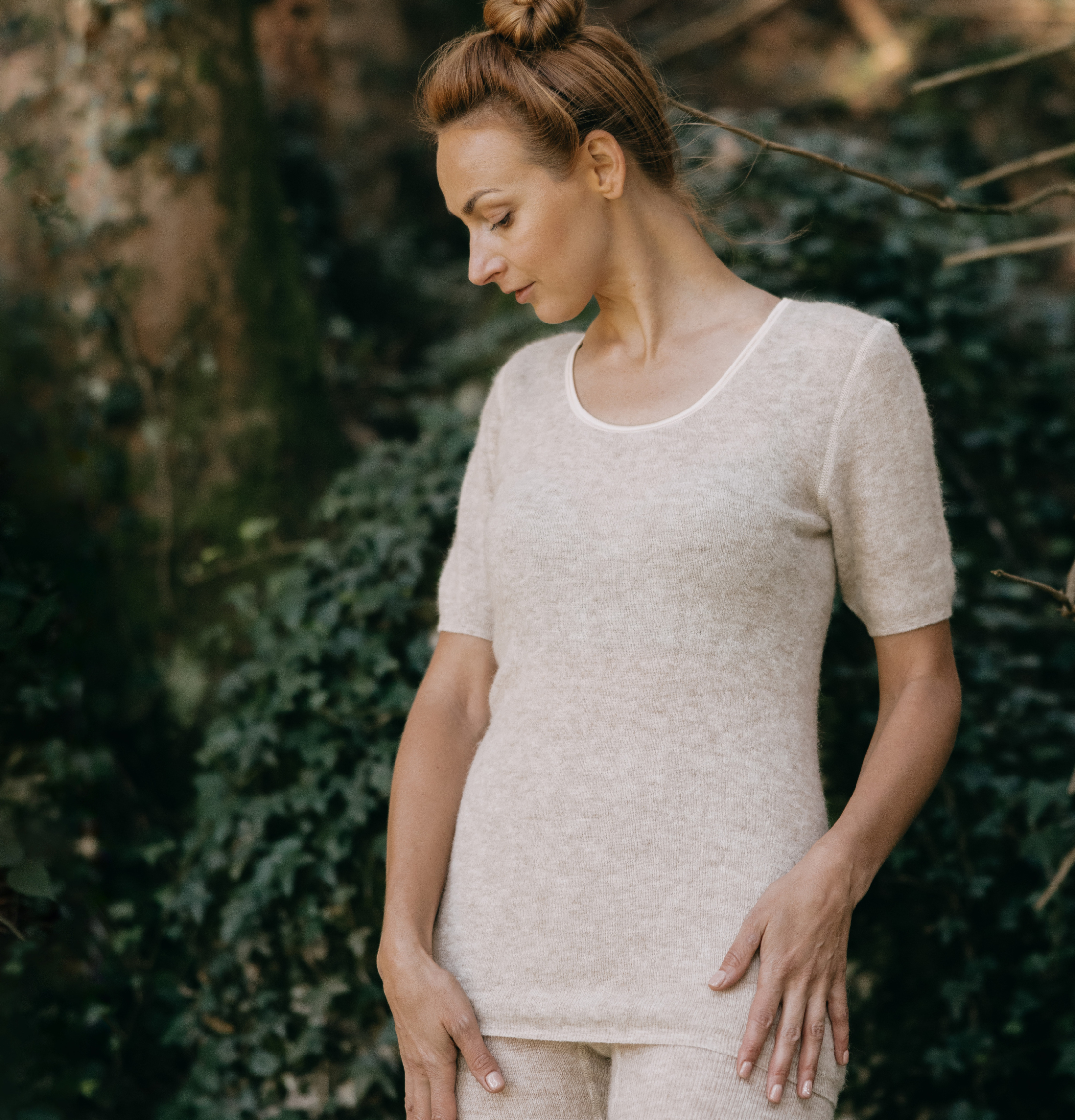 Model mit Wäsche aus Alpakafaser in der Natur