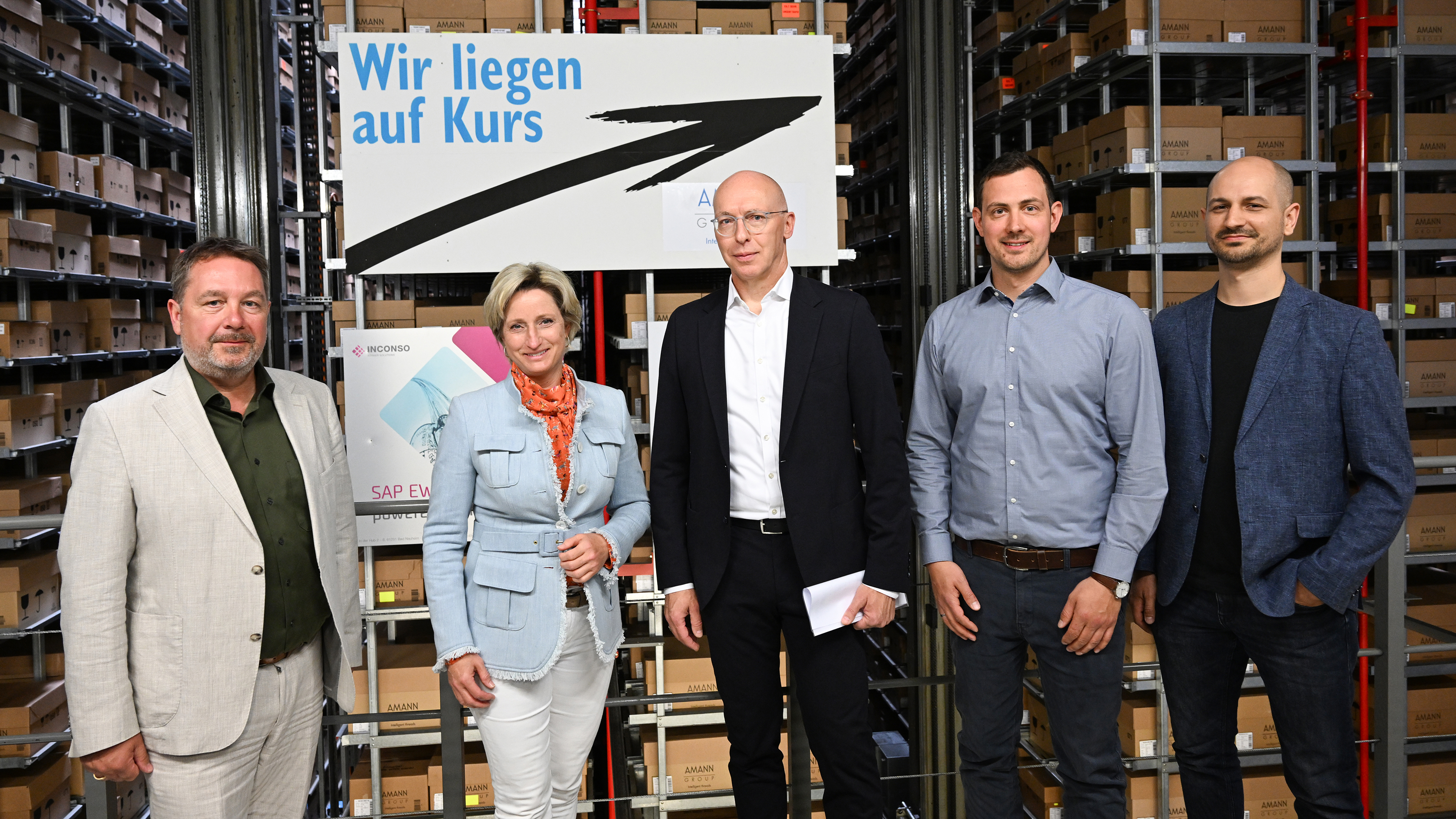 Wolfgang Findeis (CFO, AMANN Group), Wirtschaftsministerin Dr. Nicole Hoffmeister-Kraut, Arved H. Westerkamp (CSO, AMANN Group), Simon Jennert (Teamleiter Warehouse Monitoring, AMANN Group) und Tim Knappich (Infrastructure Management, AMANN Group).(v.l.n.r.)