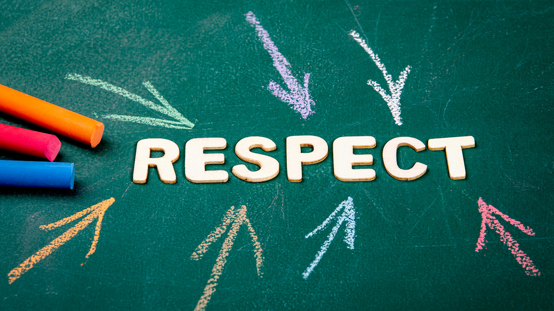 Auf eine Kreidetafel sind verschiedenfarbige Pfeile gemalt, die auf das englische Wort Respect deuten