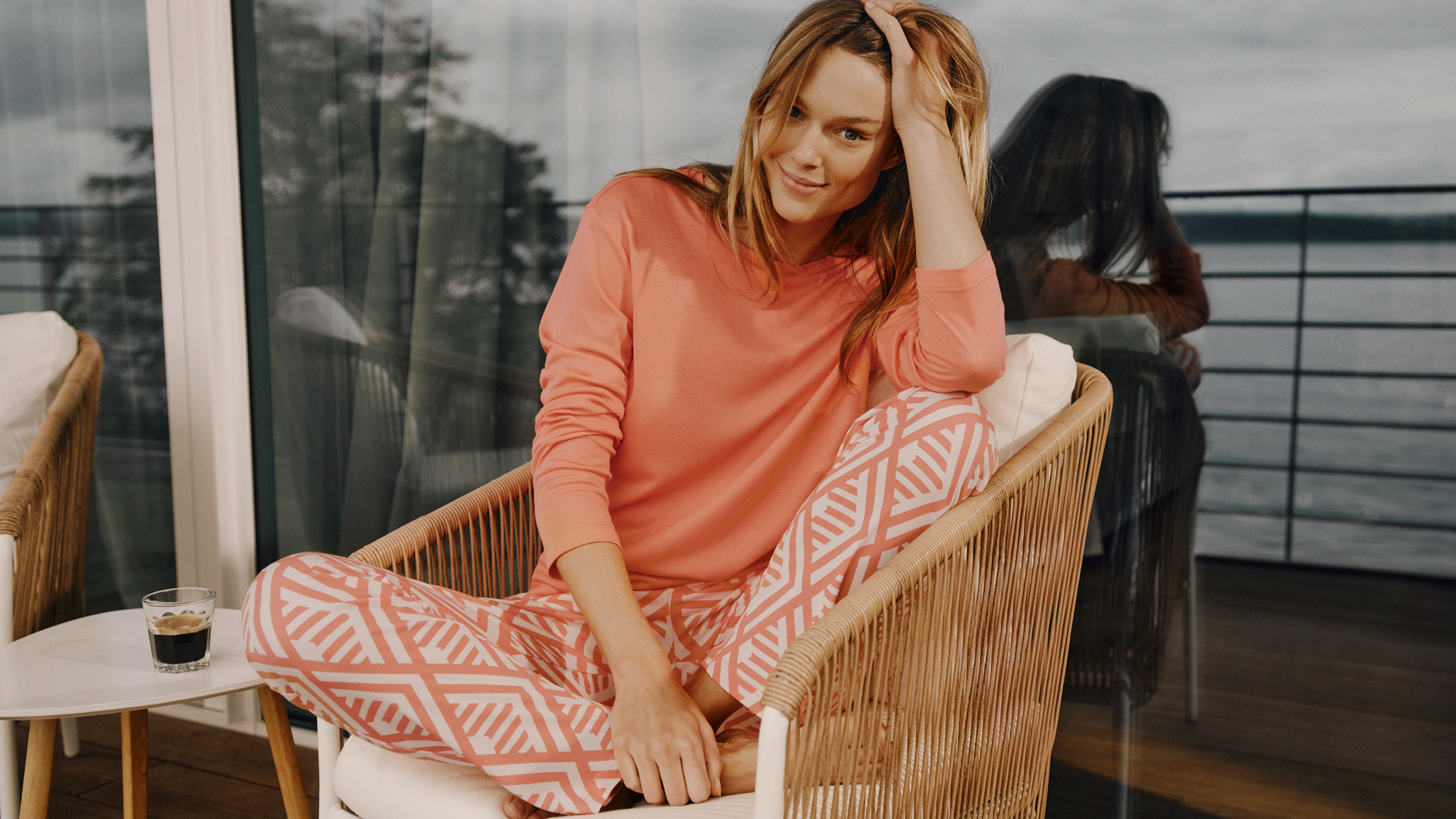 Blonde Dame mit Pyjama in Trendfarbe Peach