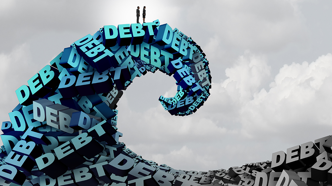 Zwei Menschen stehen auf einer hohen Welle bestehend aus dem Wort "debt"