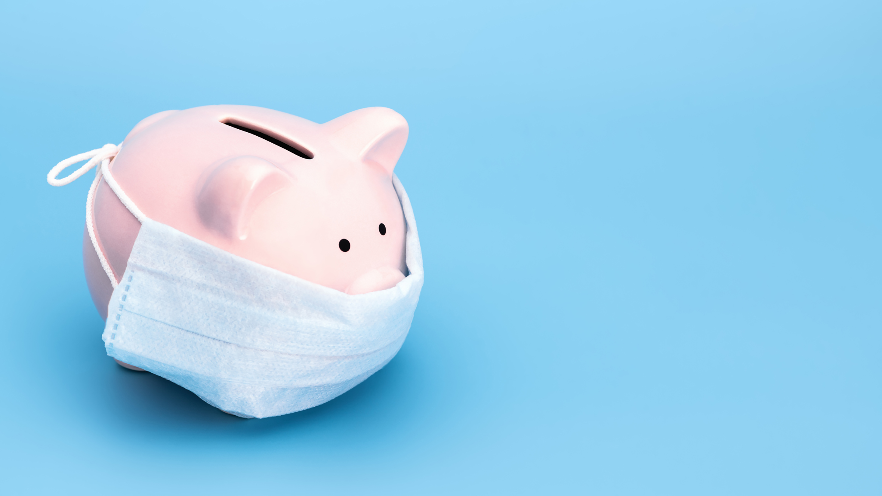 Ein Sparschwein trägt eine medizinische Maske.