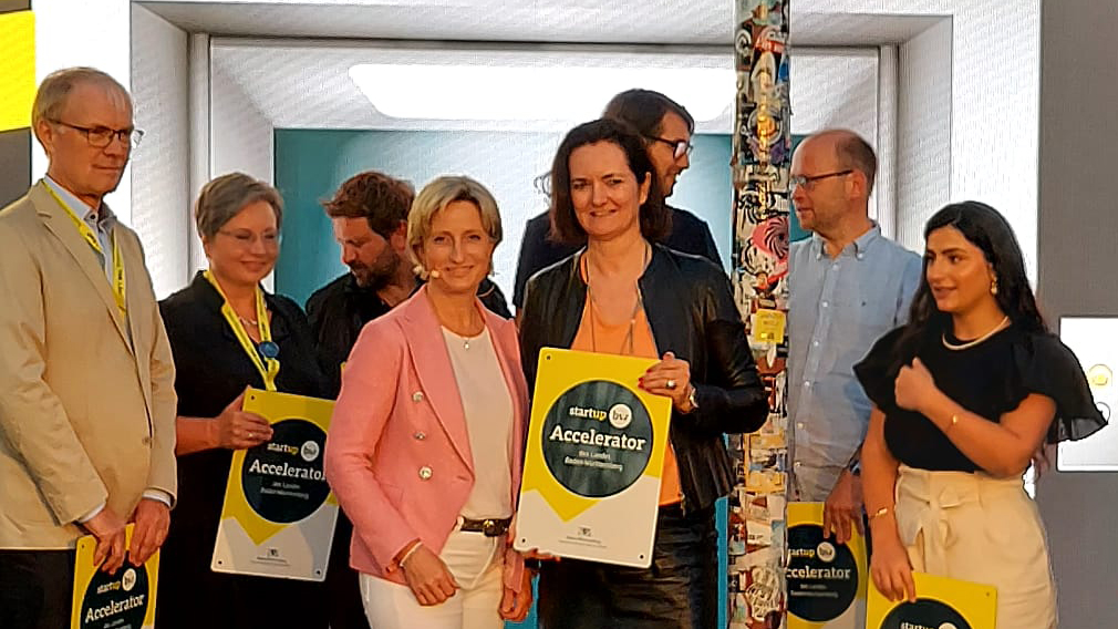 Wirtschaftsministerin Dr. Nicole Hoffmeister-Kraut überreichte Edina Brenner (rechts), Hauptgeschäftsführerin des Wirtschafts- und Arbeitgeberverbands Südwesttextil auf der Startup-BW Night in Mannheim am Donnerstag den Förderbescheid.