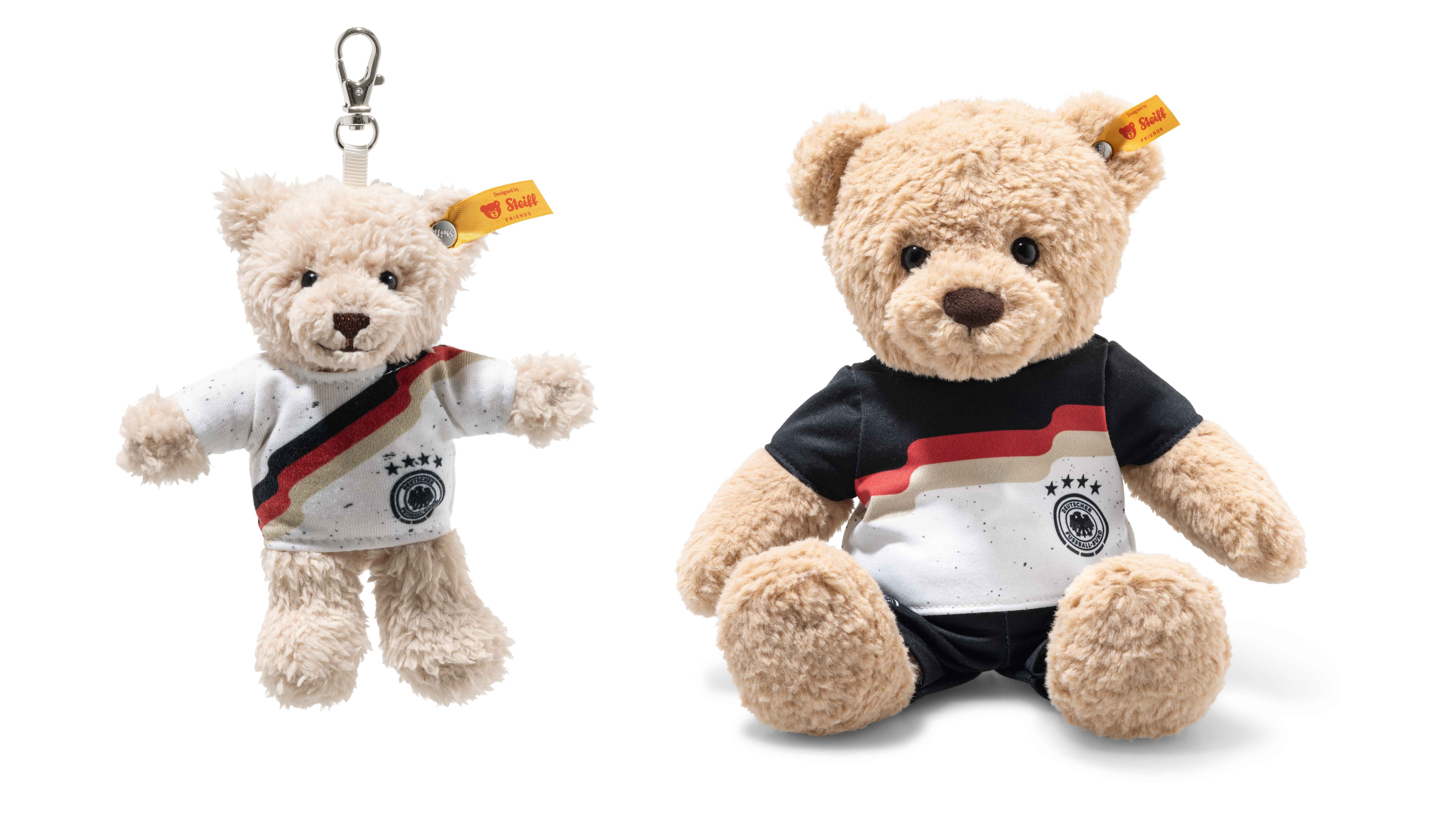 Die beiden offiziellen Lizenzprodukte von Steiff für den DFB. 