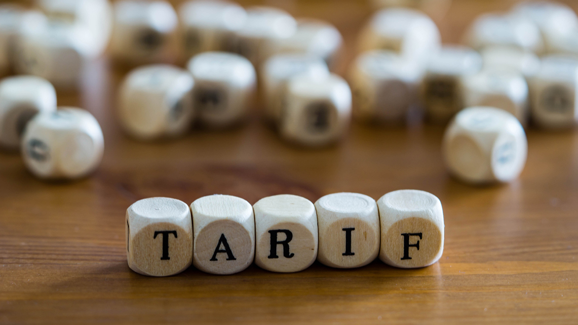 Holzwürfel mit Buchstaben ergeben das Wort Tarif
