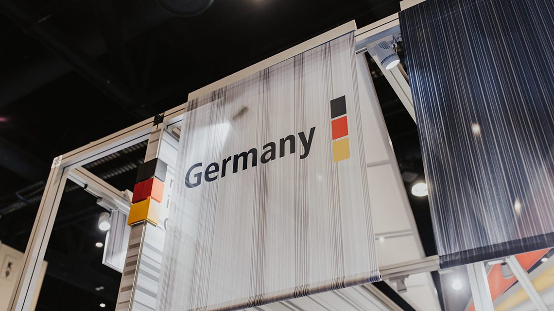 Ein großer Banner zeigt den German Pavillion auf der Techtextil North America an.