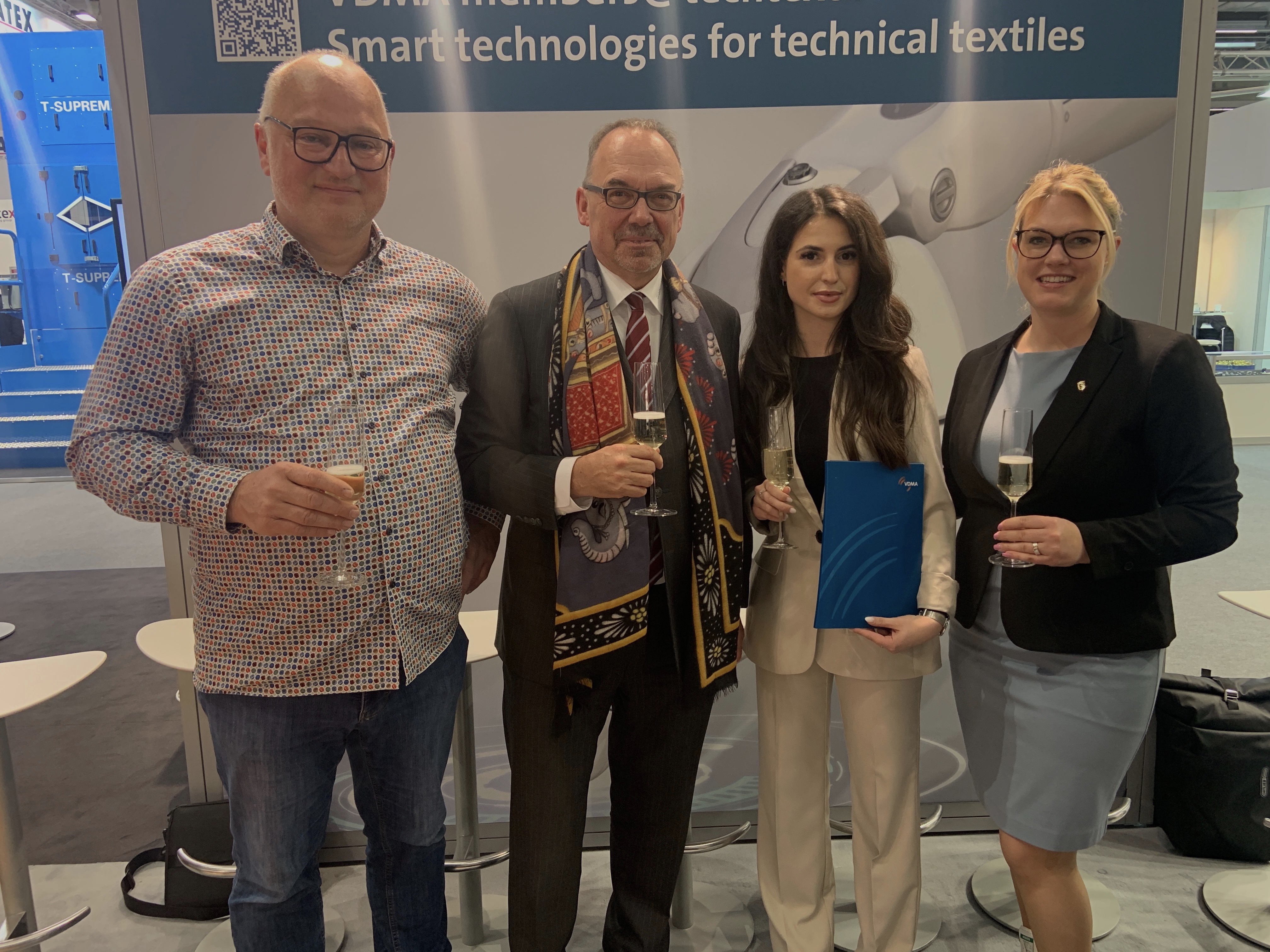 Textilingenieurin Anna Markic erhält den Nachhaltigkeitspreis des Deutschen Textilmaschinenbaus auf der Messe Techtextil (von links: Prof. Dr.-Ing. Volker Jehle, Peter D. Dornier, Anna Markic, Linda Klopsch). 