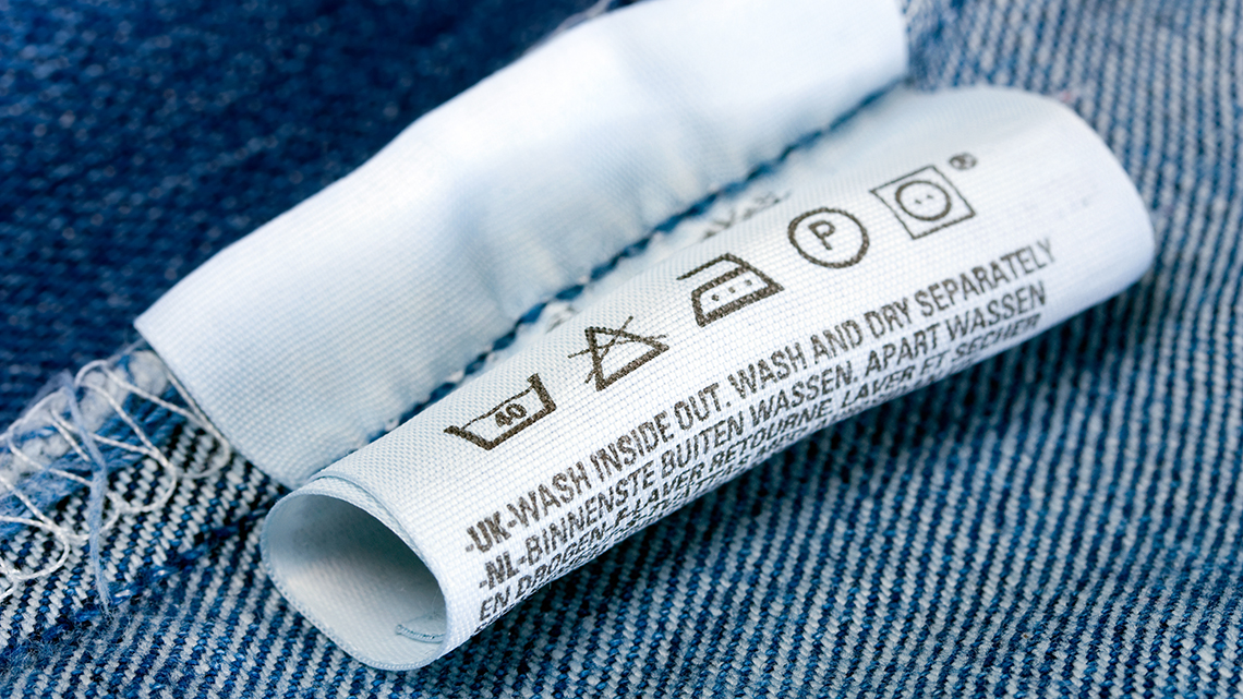 Eingerolltes Waschetikett an Jeansstoff